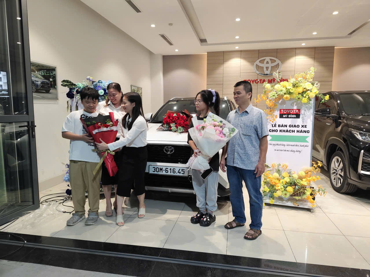Toyota Mỹ Đình Trân Trọng Bàn Giao Toyota Yaris Cross Tới Chị Nguyễn Thị Liên Và Gia Đình 1 z8024047388243 a67b1a746aaf68d67e2ed889851a69f9