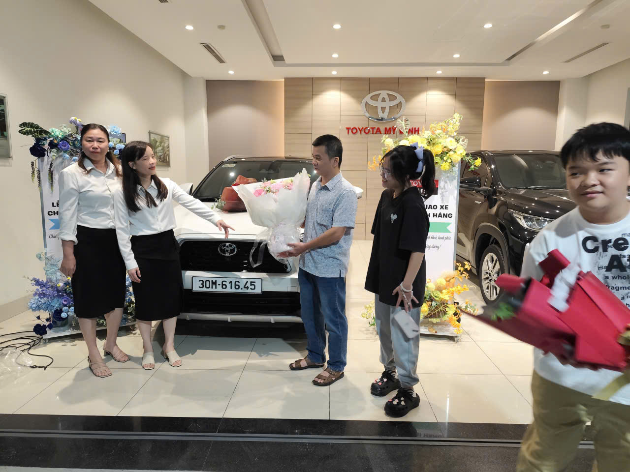 Toyota Mỹ Đình Trân Trọng Bàn Giao Toyota Yaris Cross Tới Chị Nguyễn Thị Liên Và Gia Đình 2 z8024047392805 06e9c4bb25118a1c89daae0b73e4d58e