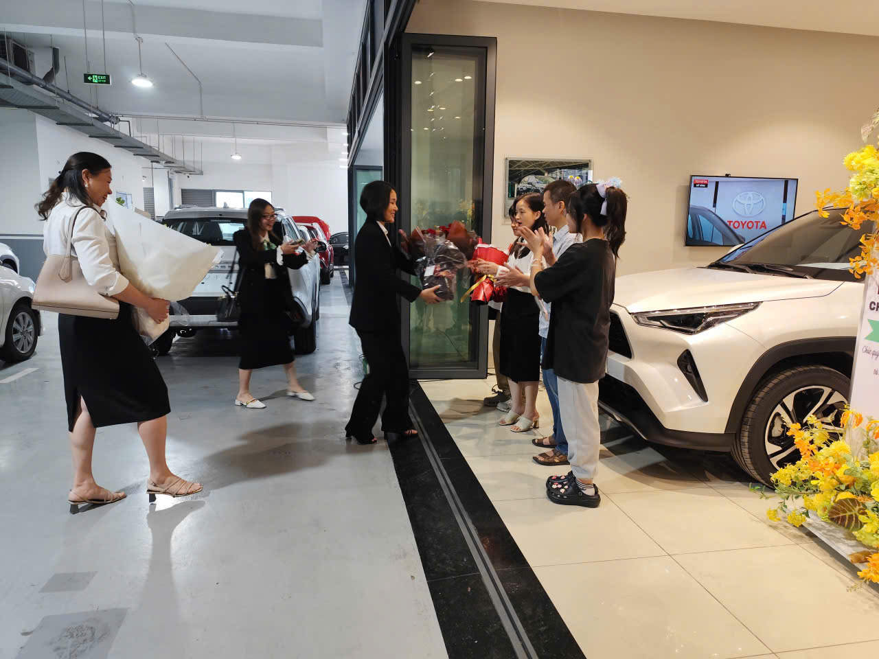 Toyota Mỹ Đình Trân Trọng Bàn Giao Toyota Yaris Cross Tới Chị Nguyễn Thị Liên Và Gia Đình 4 z8024047400140 7afdfd53740c38ce23c4a1ba2e8b48c4