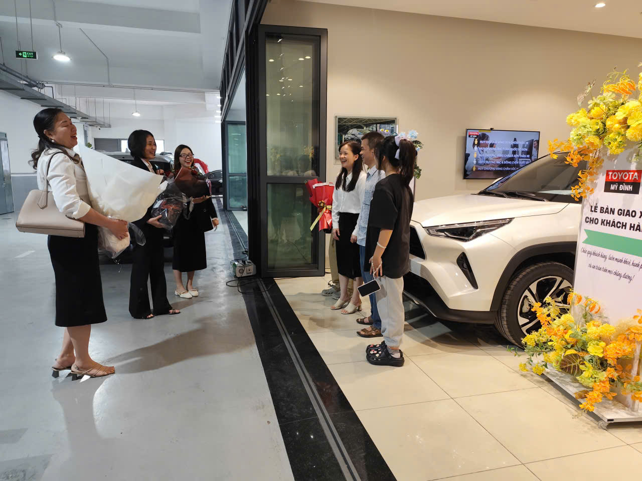 Toyota Mỹ Đình Trân Trọng Bàn Giao Toyota Yaris Cross Tới Chị Nguyễn Thị Liên Và Gia Đình 6 z8024047407621 43f066390ffaced4100bbe00f3bef549