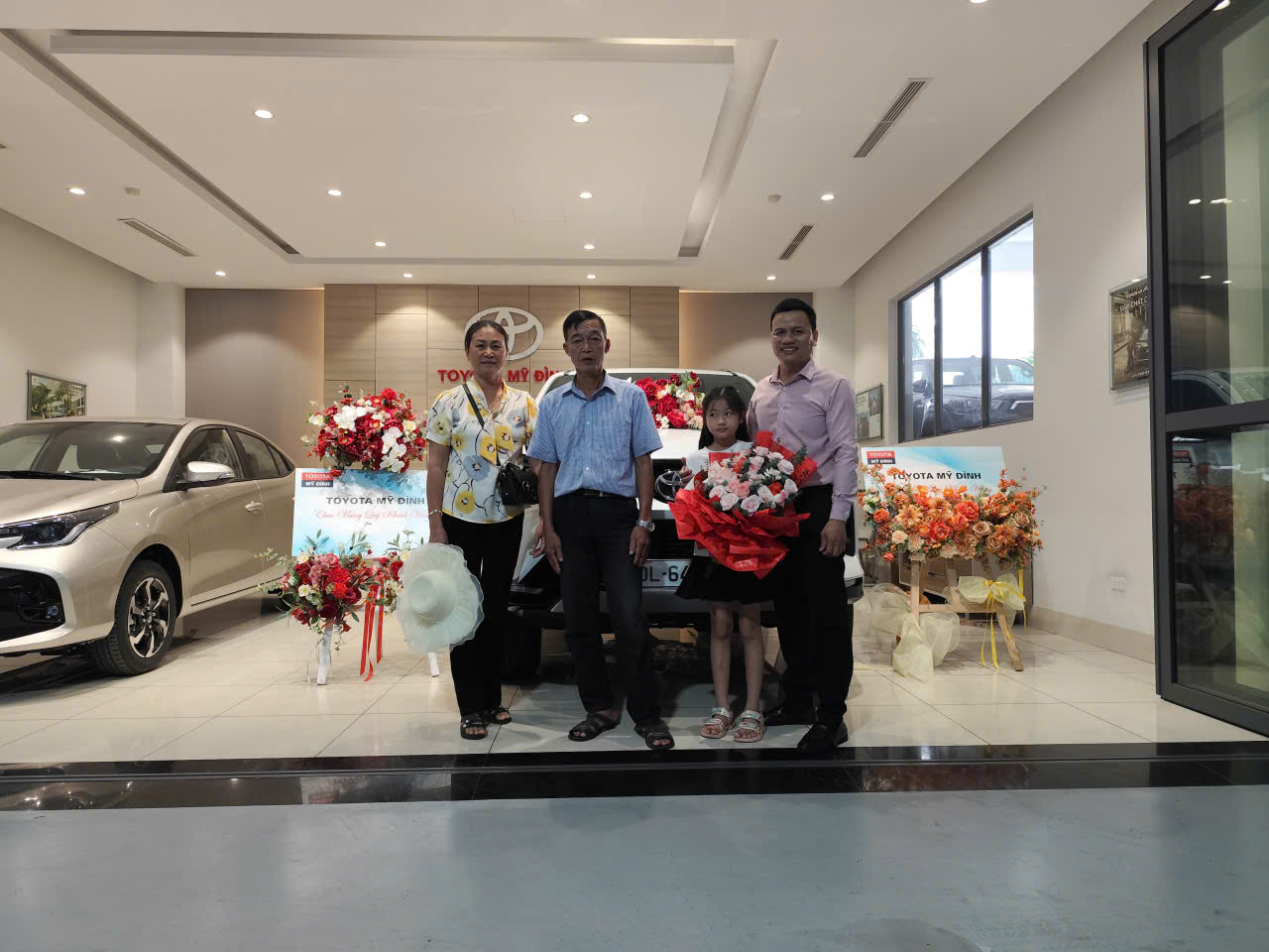 Bàn giao xe tới anh Giáp và Gia đình 1 Lễ bàn giao xe fortuner 2.4L Legender tại Toyota Mỹ Đình